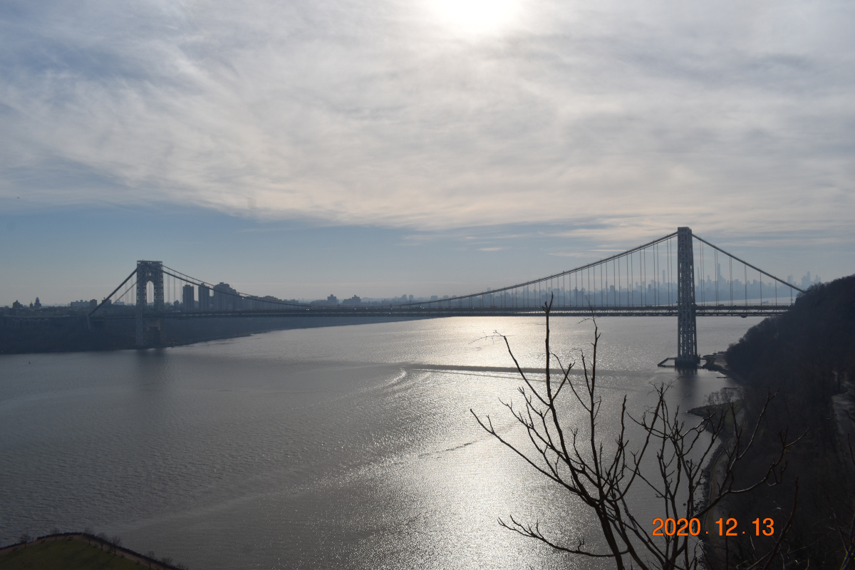 曇空のジョージワシントン橋をニュージャージーの北側の崖の上から