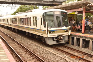 JR奈良線 稲荷駅 2023 年 8 月 22 日